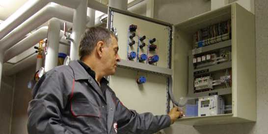 Des électriciens qualifiés - Autonomie, gain de temps et réduction des coûts Des électriciens qualifiés - Autonomie, gain de temps et réduction des coûts